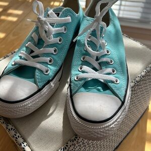 Women’s Converse size 7. Like new condition.